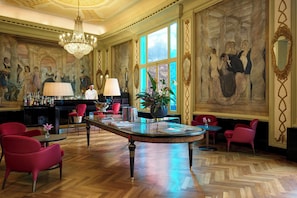 2 restaurants; breakfast, lunch and dinner served - Grand Hotel Palace Rome (Rome)