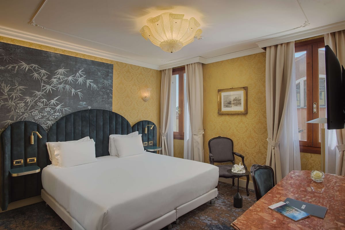 1 chambre, minibar, coffres-forts dans les chambres, bureau