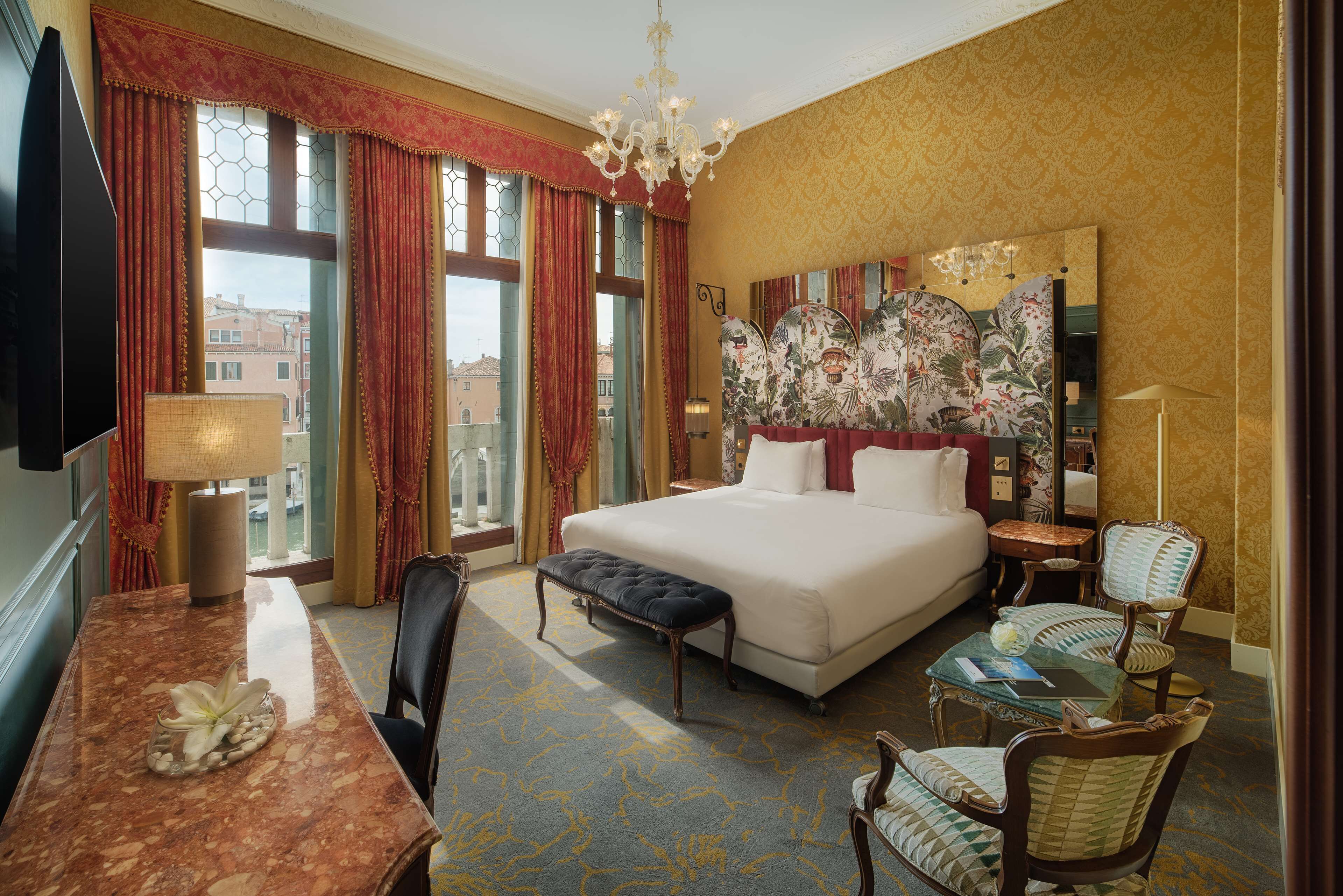 Premium Room with Canal View | 1 soverom, minibar, safe på rommet og skrivebord