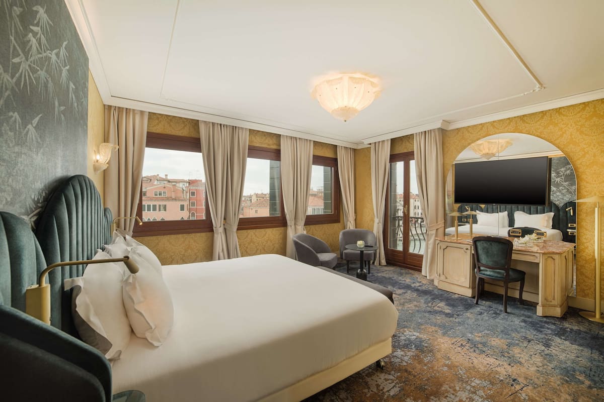 Premium Room with Canal View | 1 soverom, minibar, safe på rommet og skrivebord