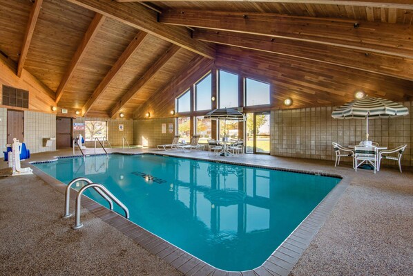 Indoor pool, sun loungers