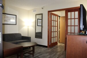 Escritorio, tabla de planchar con plancha, cunas gratuitas