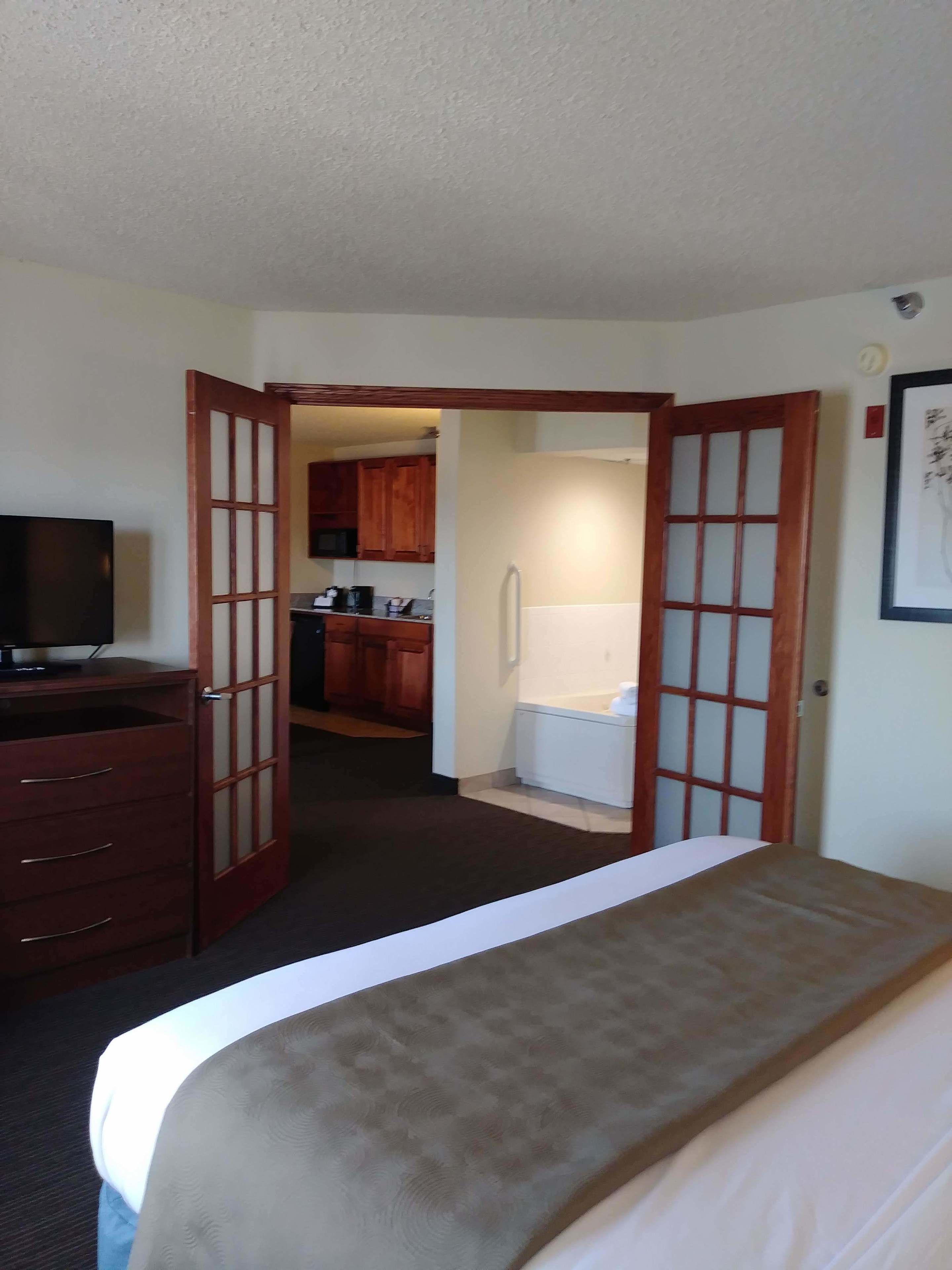 premier suite, 1 bedroom, non smoking | desk, iron/ironing board, free cots/infant beds, rollaway beds