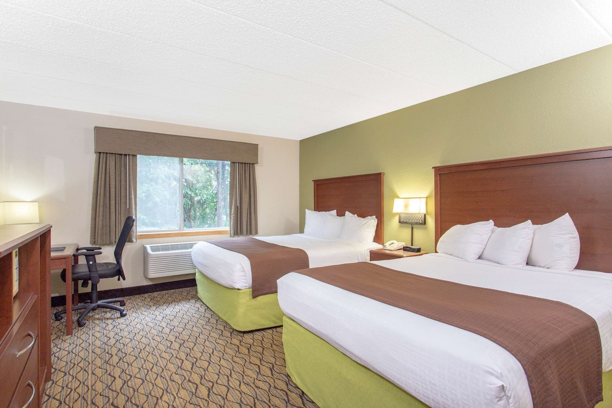 Standard Double Queen | Desk, soundproofing, iron/ironing board, free cots/infant beds