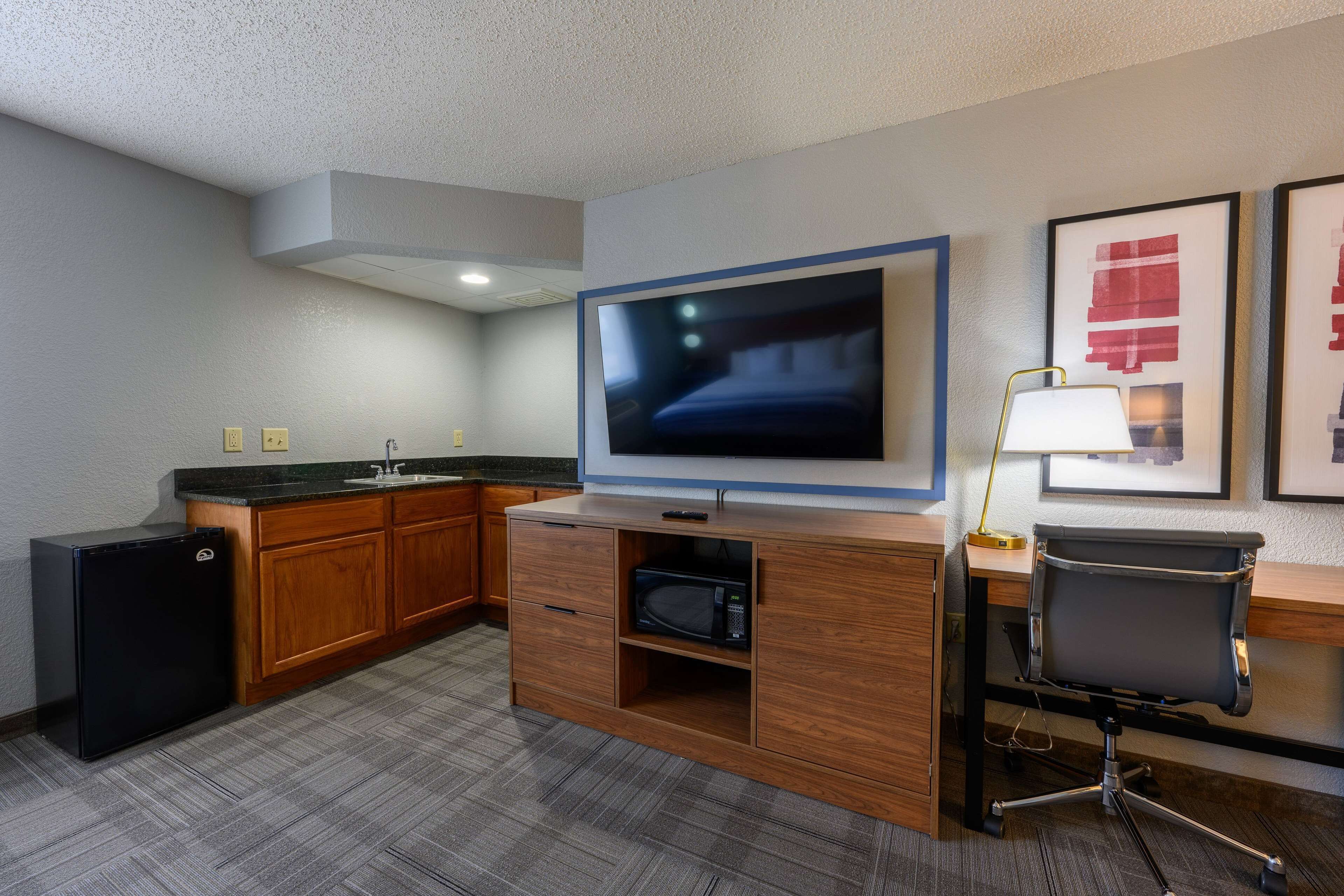 individually decorated, individually furnished, desk, laptop workspace