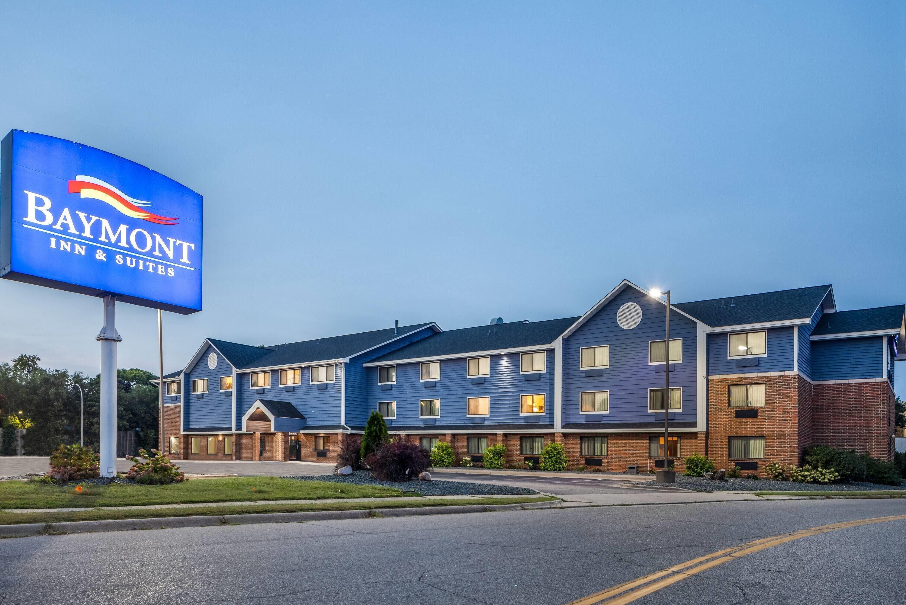Edificio del Baymont Inn & Suites con facciata blu, numerose finestre e un grande cartello.