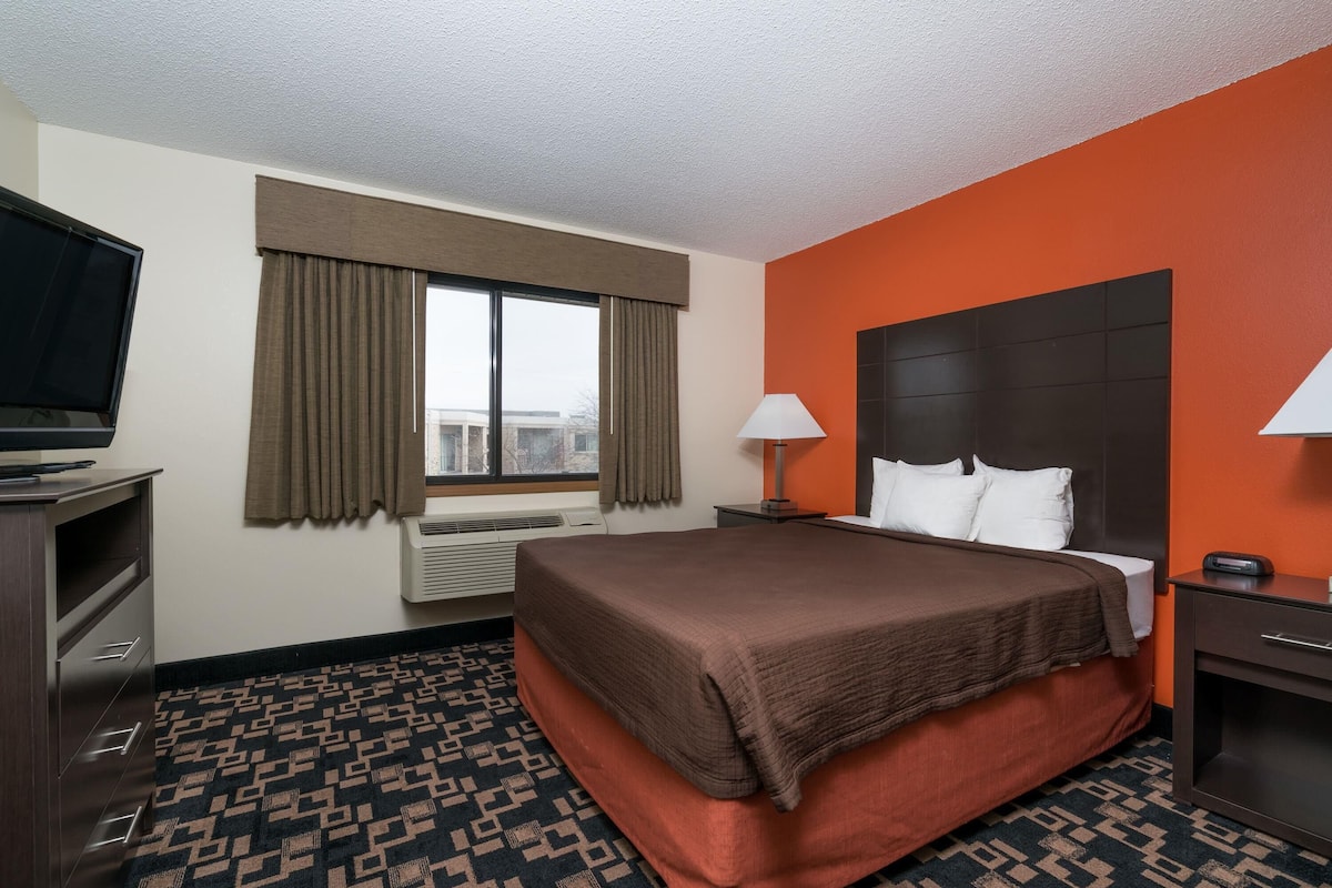 Pillowtop beds, desk, laptop workspace, iron/ironing board