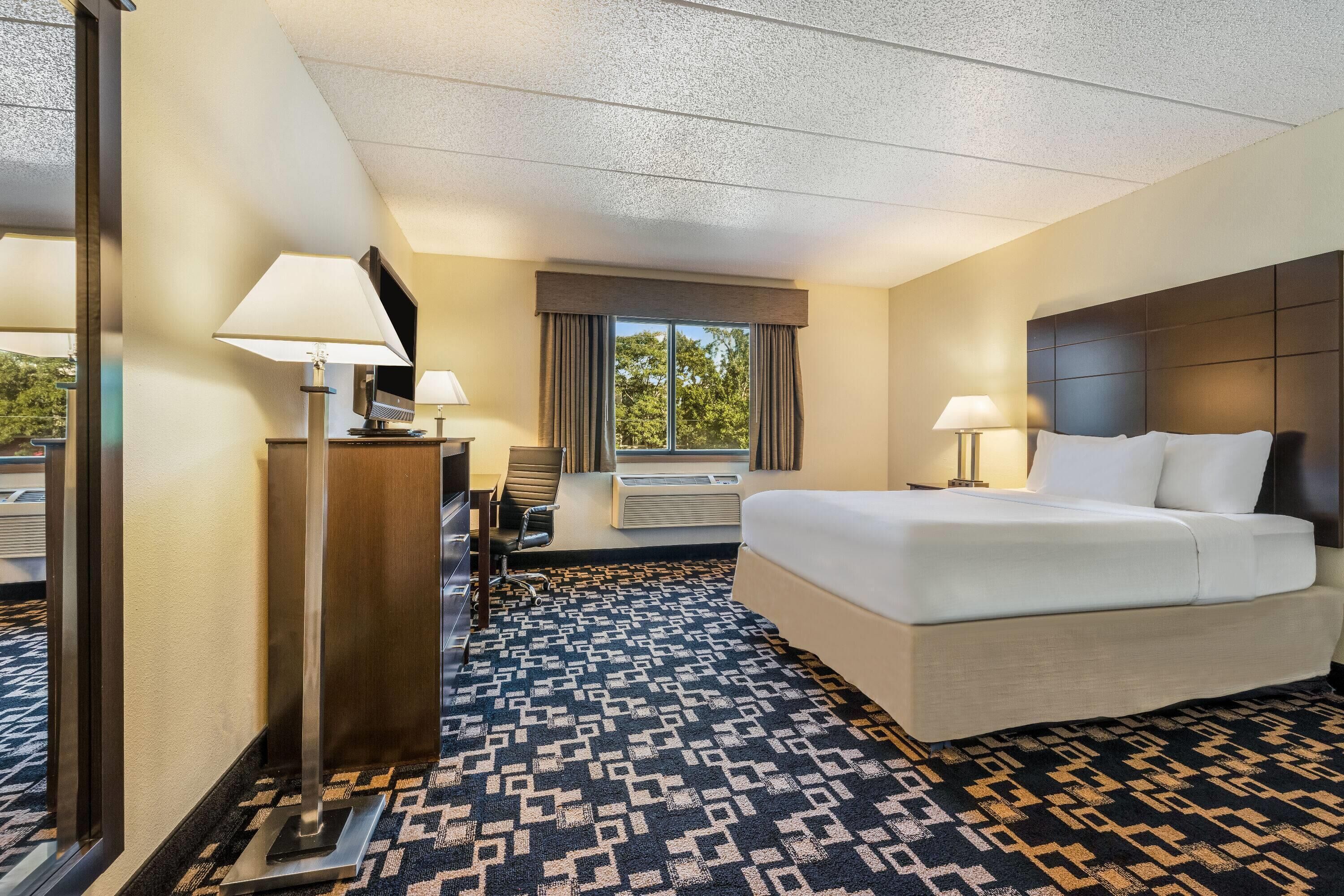 Room, 1 Queen Bed, Non Smoking | Pillowtop beds, desk, laptop workspace, iron/ironing board