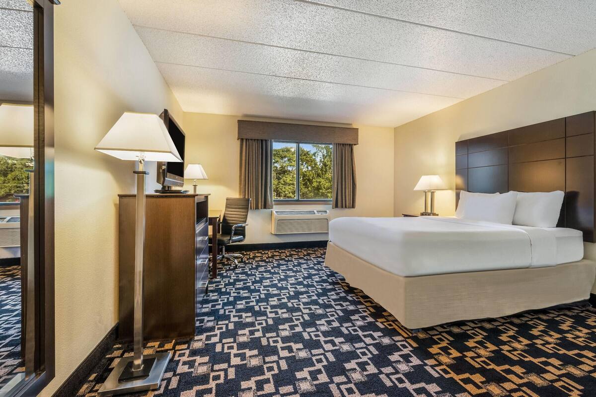 Room, 1 Queen Bed, Non Smoking | Pillow-top beds, desk, laptop workspace, iron/ironing board