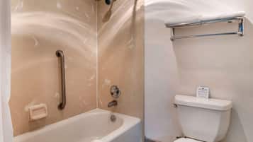 Un baño con bañera, ducha e inodoro.