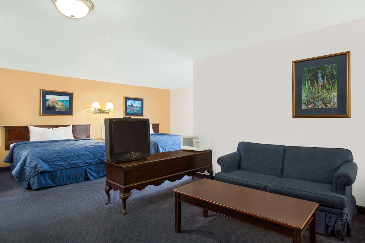 Suite, Non Smoking (2 King Beds)