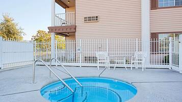 Hồ bơi ngoài trời phục vụ theo mùa