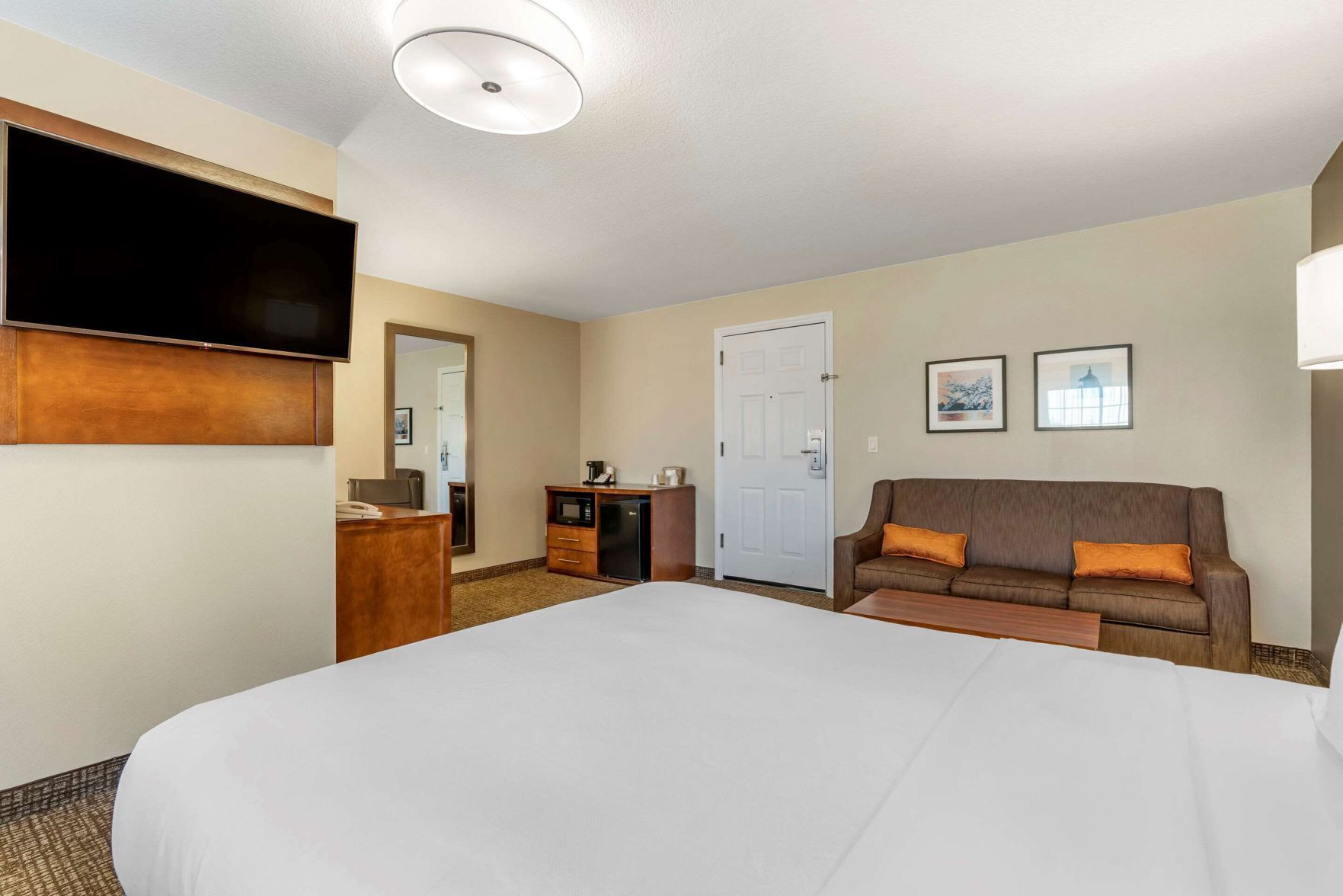 Desk, iron/ironing board, free WiFi, bed sheets