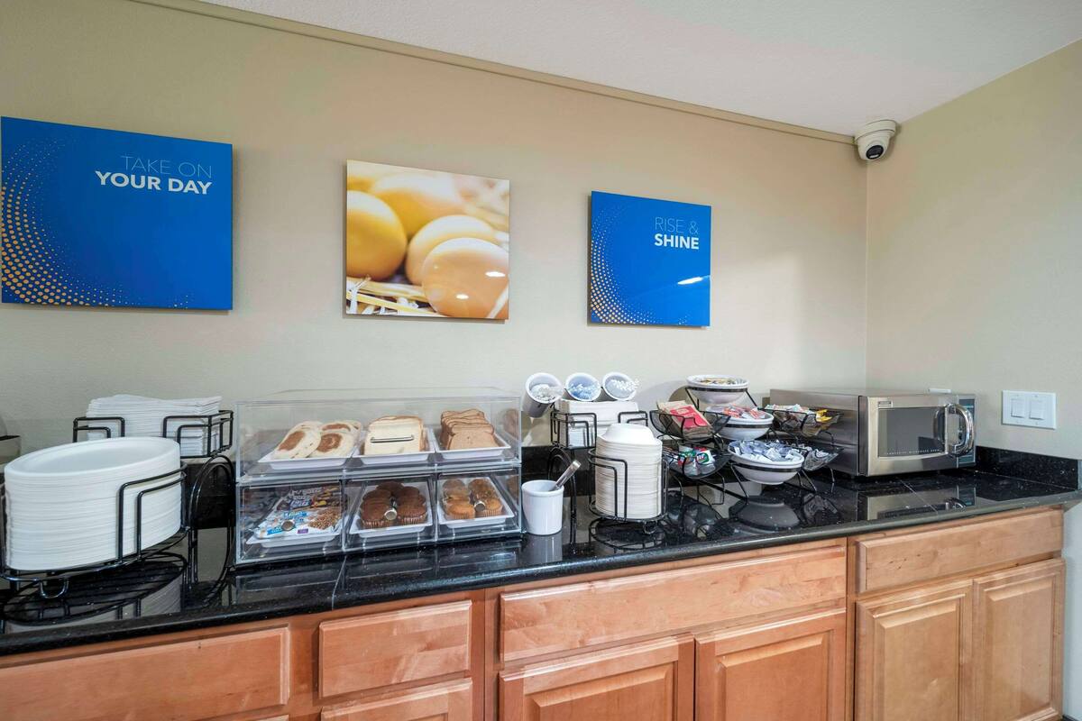 free buffet breakfast