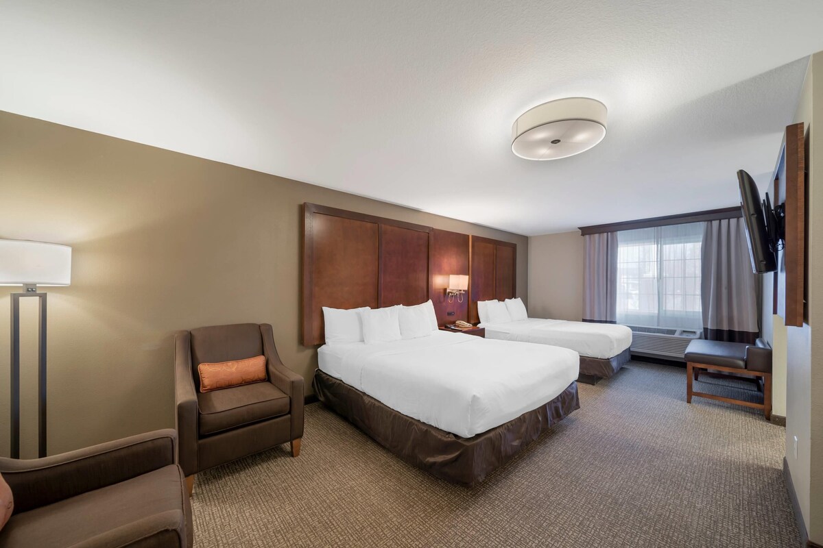 Room, Multiple Beds, Non Smoking (Upgrade) | Desk, iron/ironing board, WiFi (free), bed sheets
