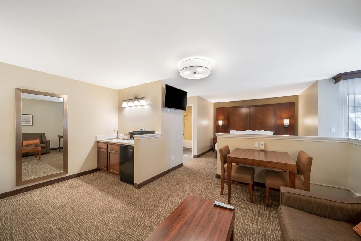 Room, 1 King Bed, Non Smoking (Upgrade) | Desk, iron/ironing board, WiFi (free), bed sheets