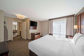 Desk, iron/ironing board, free WiFi, bed sheets - Comfort Suites Red Bluff near I-5 (Red Bluff)
