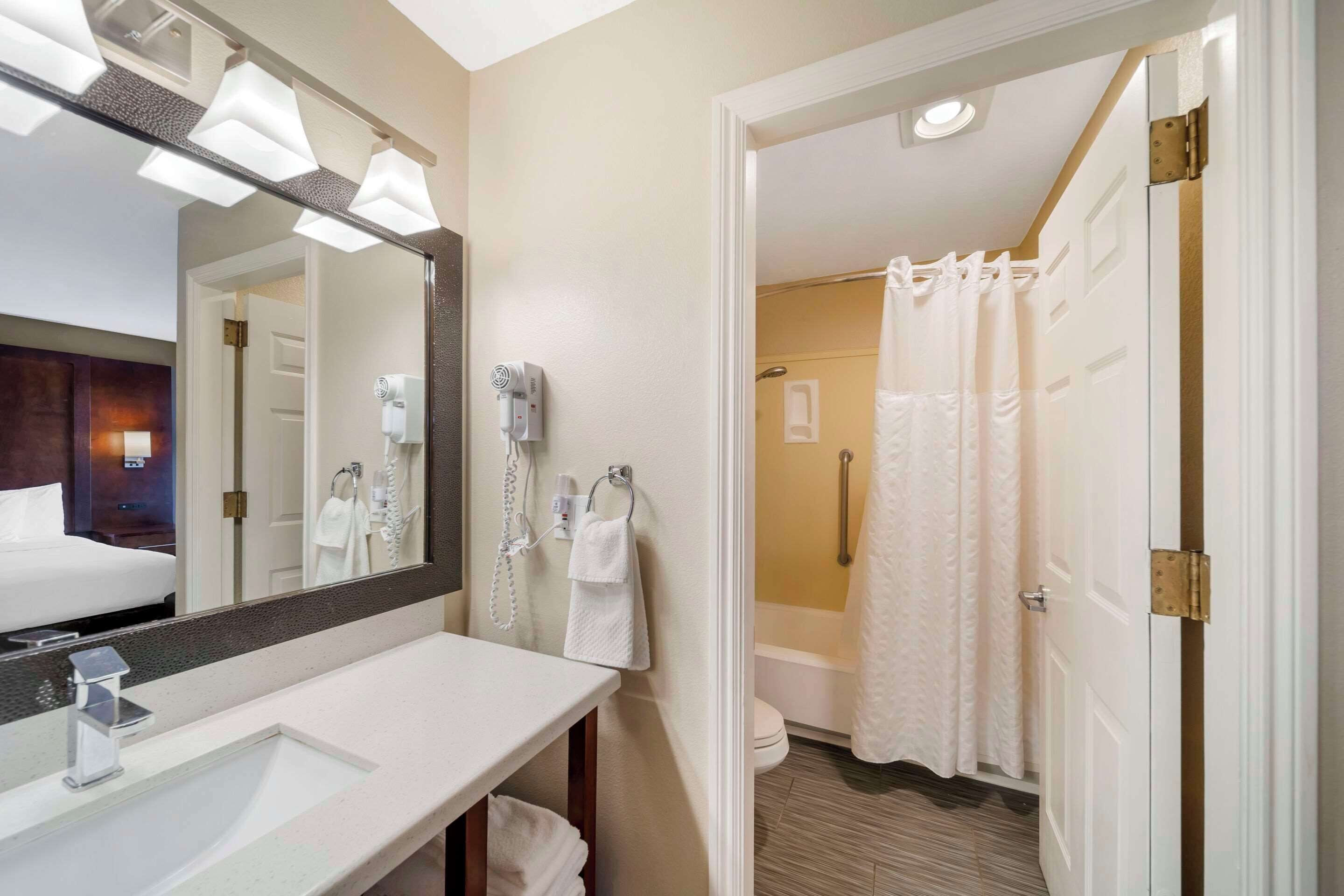 standard room, 1 king bed, non smoking | desk, iron/ironing board, free wifi, bed sheets