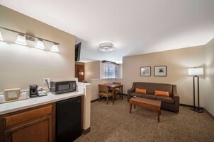 Room, 1 King Bed, Non Smoking (Upgrade) | Desk, iron/ironing board, free WiFi, bed sheets