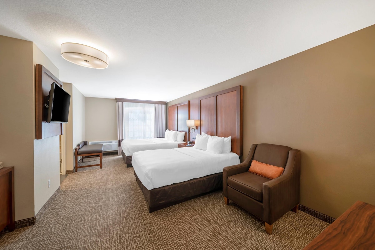 Room, Multiple Beds, Accessible, Non Smoking | Desk, iron/ironing board, WiFi (free), bed sheets