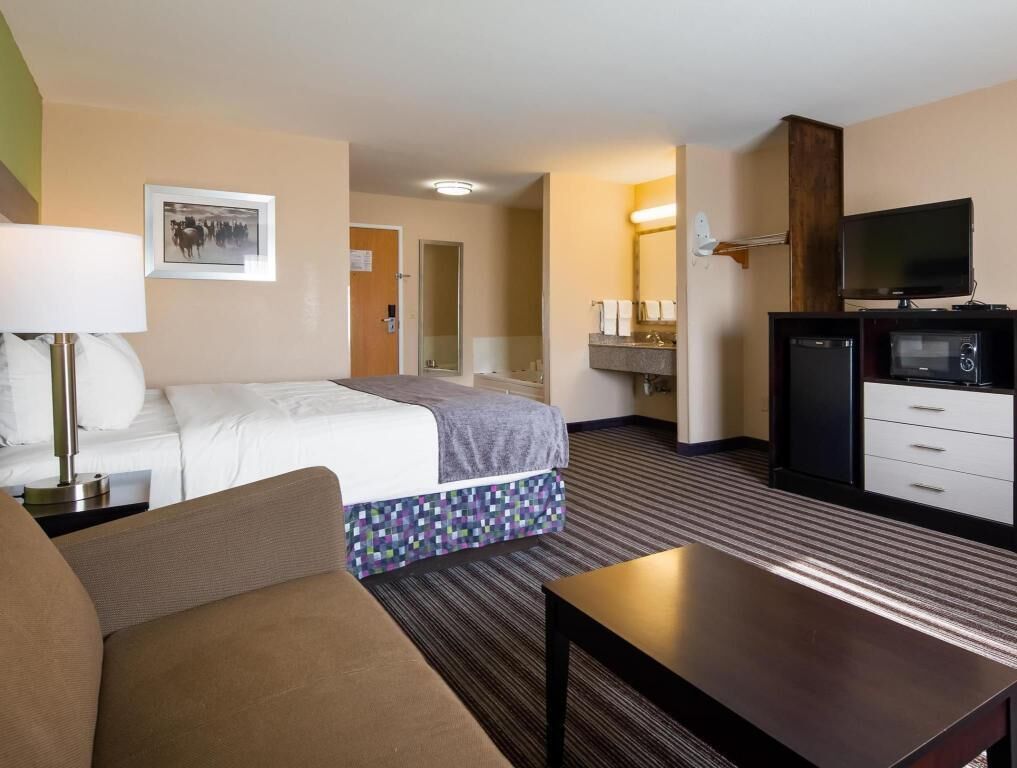 Escritorio, espacio para trabajar con un portátil, cortinas opacas