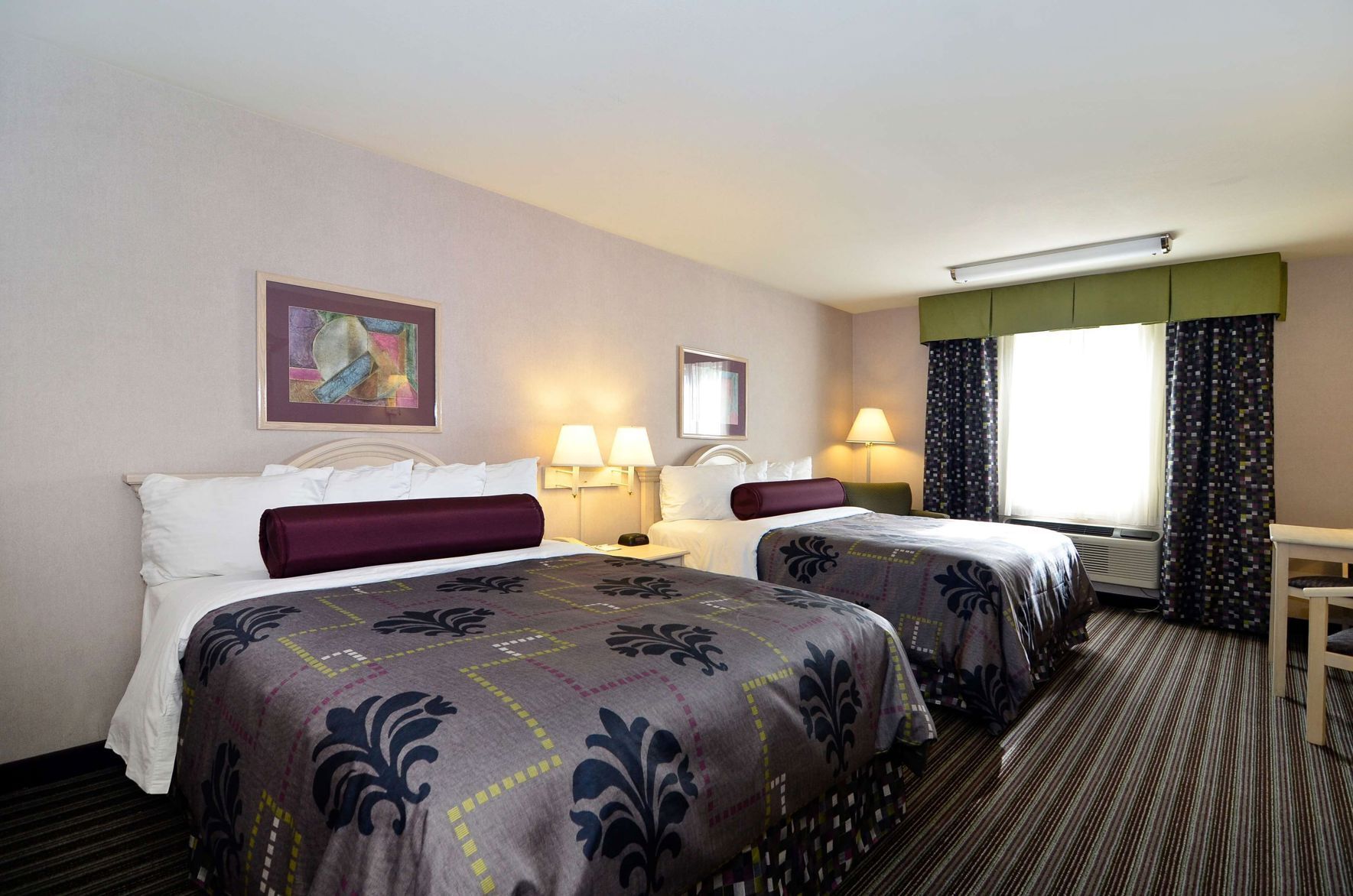 Escritorio, espacio para trabajar con un portátil, cortinas opacas