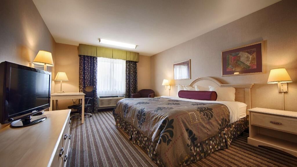 Escritorio, espacio para trabajar con un portátil, cortinas opacas