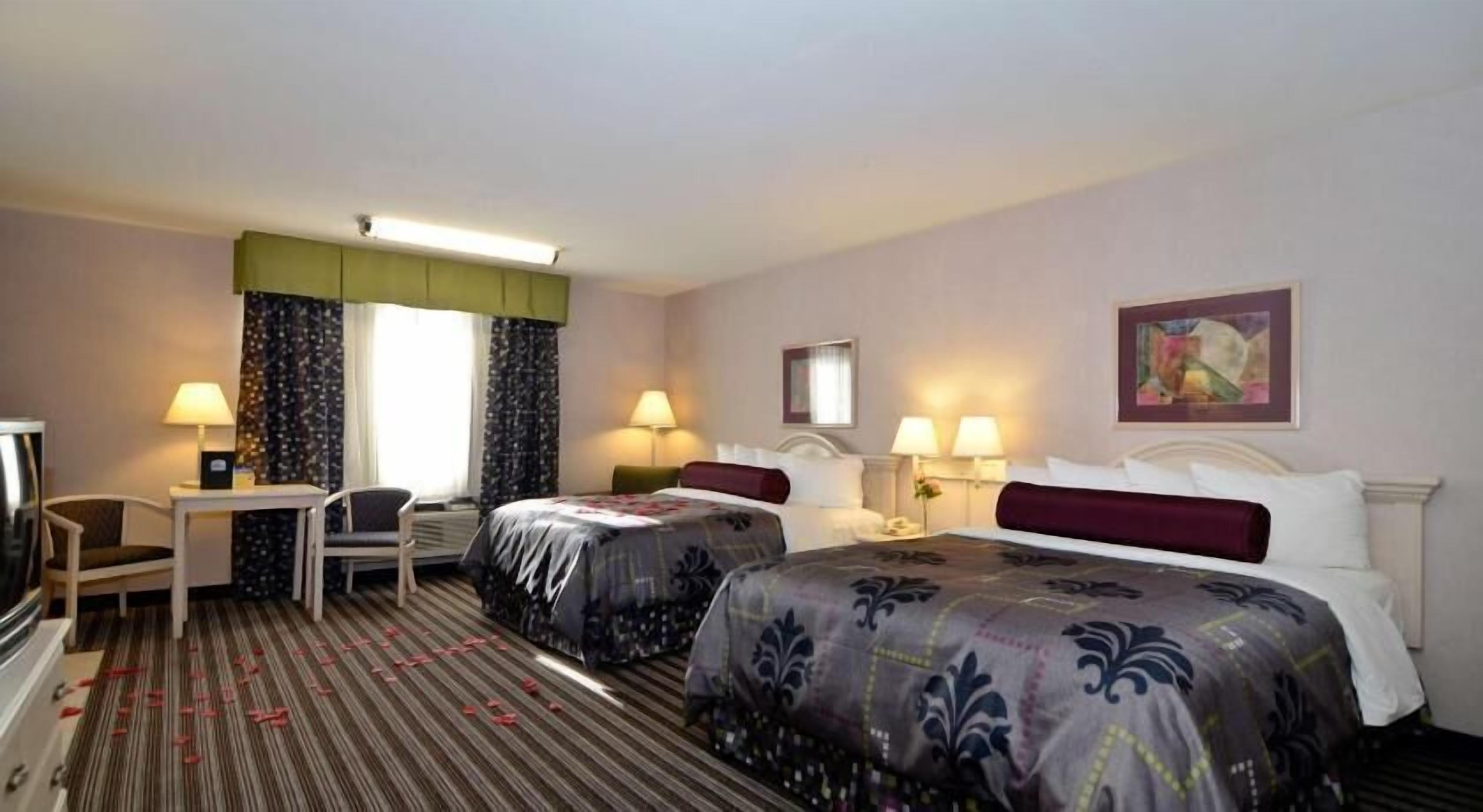 Escritorio, espacio para trabajar con un portátil, cortinas opacas