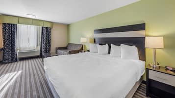 Suite, 1 kingsize bed, niet-roken, bubbelbad | Een bureau, een laptopwerkplek, verduisterende gordijnen