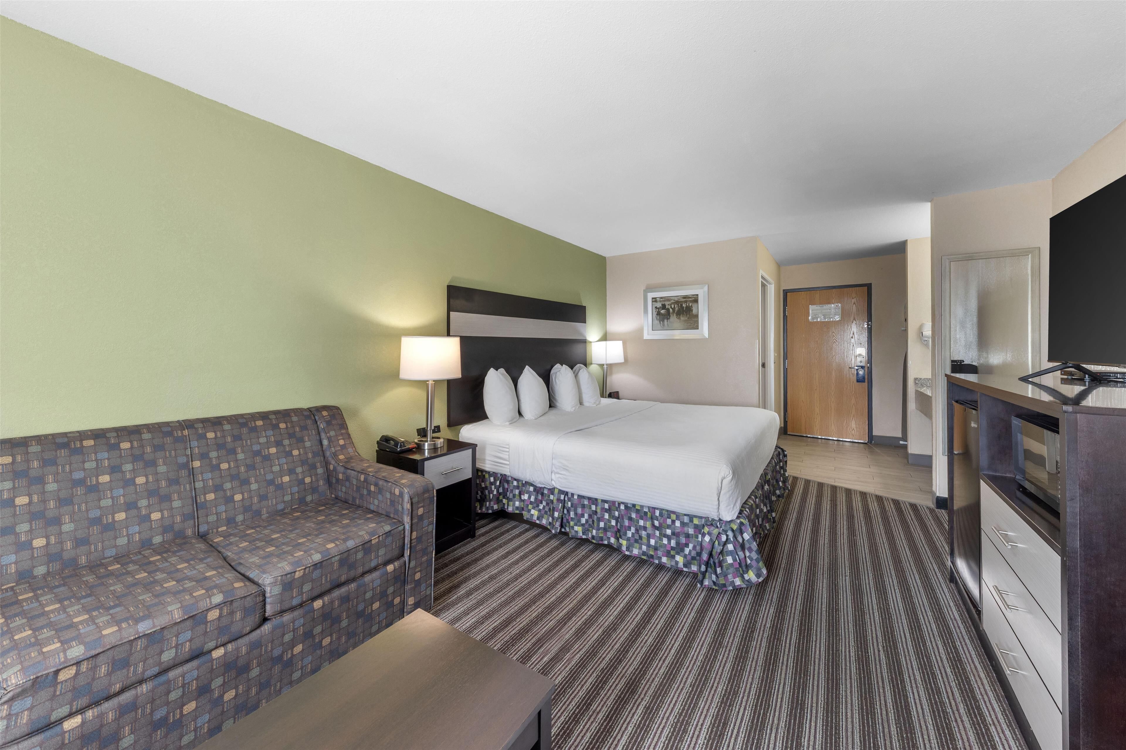 standard room, 1 king bed, non smoking, refrigerator & microwave | 1 bedroom, desk, laptop workspace, blackout curtains