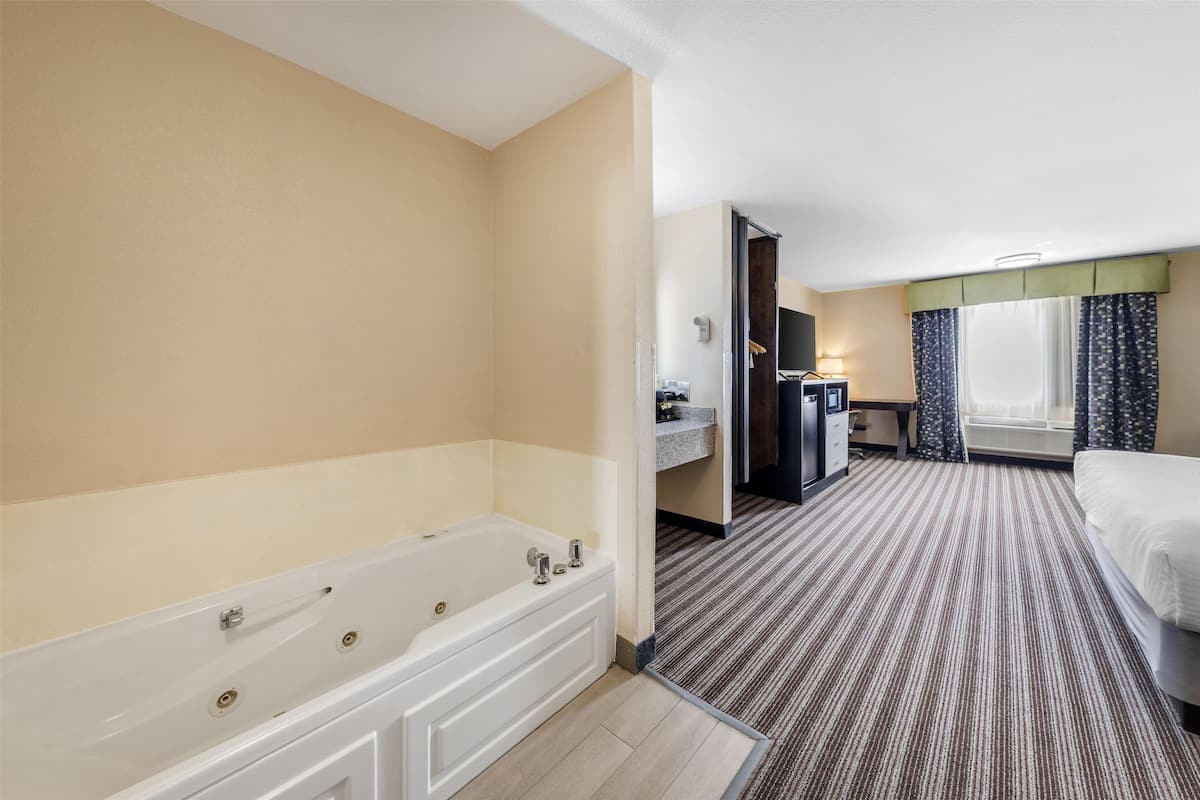 Suite, 1 Katil Raja (King), Non Smoking, Jetted Tub | 1 bilik tidur, meja, ruang kerja komputer riba