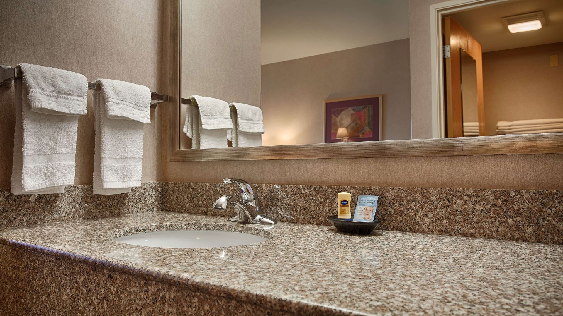 Baño | Artículos de higiene personal gratuitos, secador de pelo y toallas