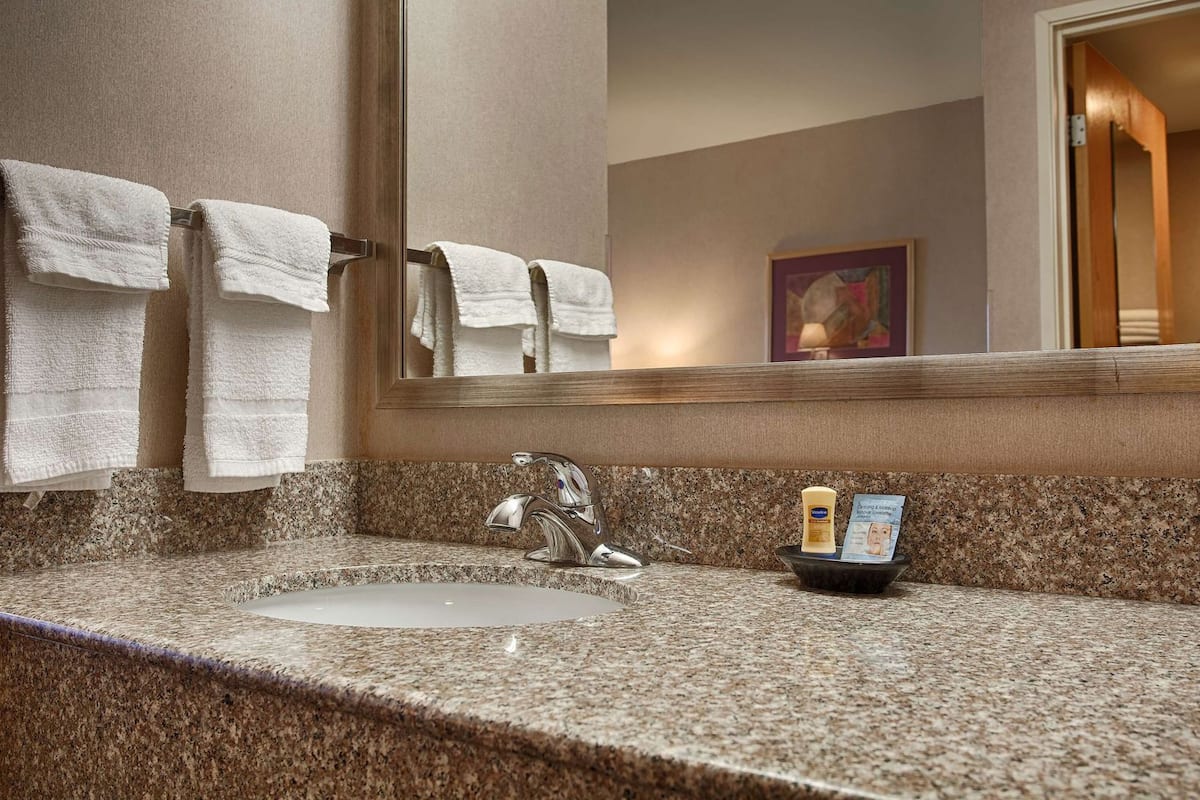 Salle de bain | Articles de toilette gratuits, sĂšche-cheveux, serviettes fournies, savon