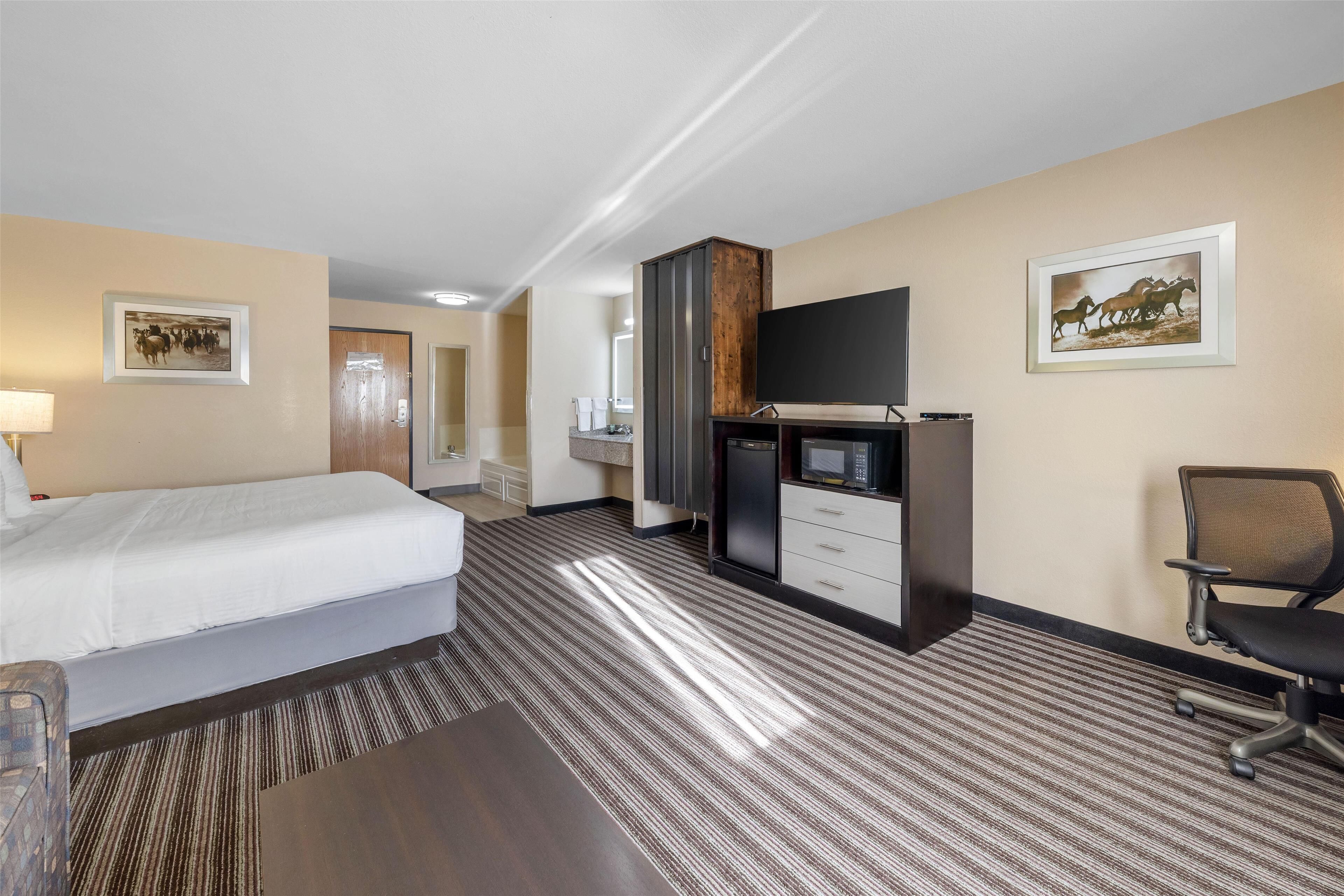 suite, 1 king bed, non smoking, jetted tub | 1 bedroom, desk, laptop workspace, blackout curtains