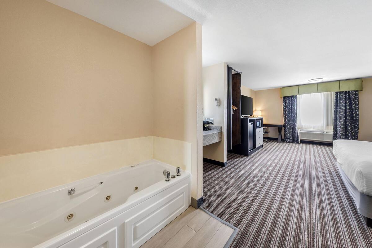 1 bedroom, desk, laptop workspace, blackout curtains