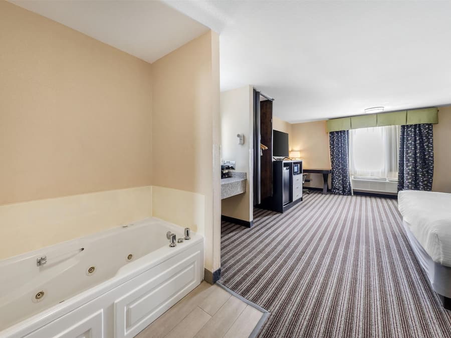 Suite, 1 King Bed, Non Smoking, Jetted Tub