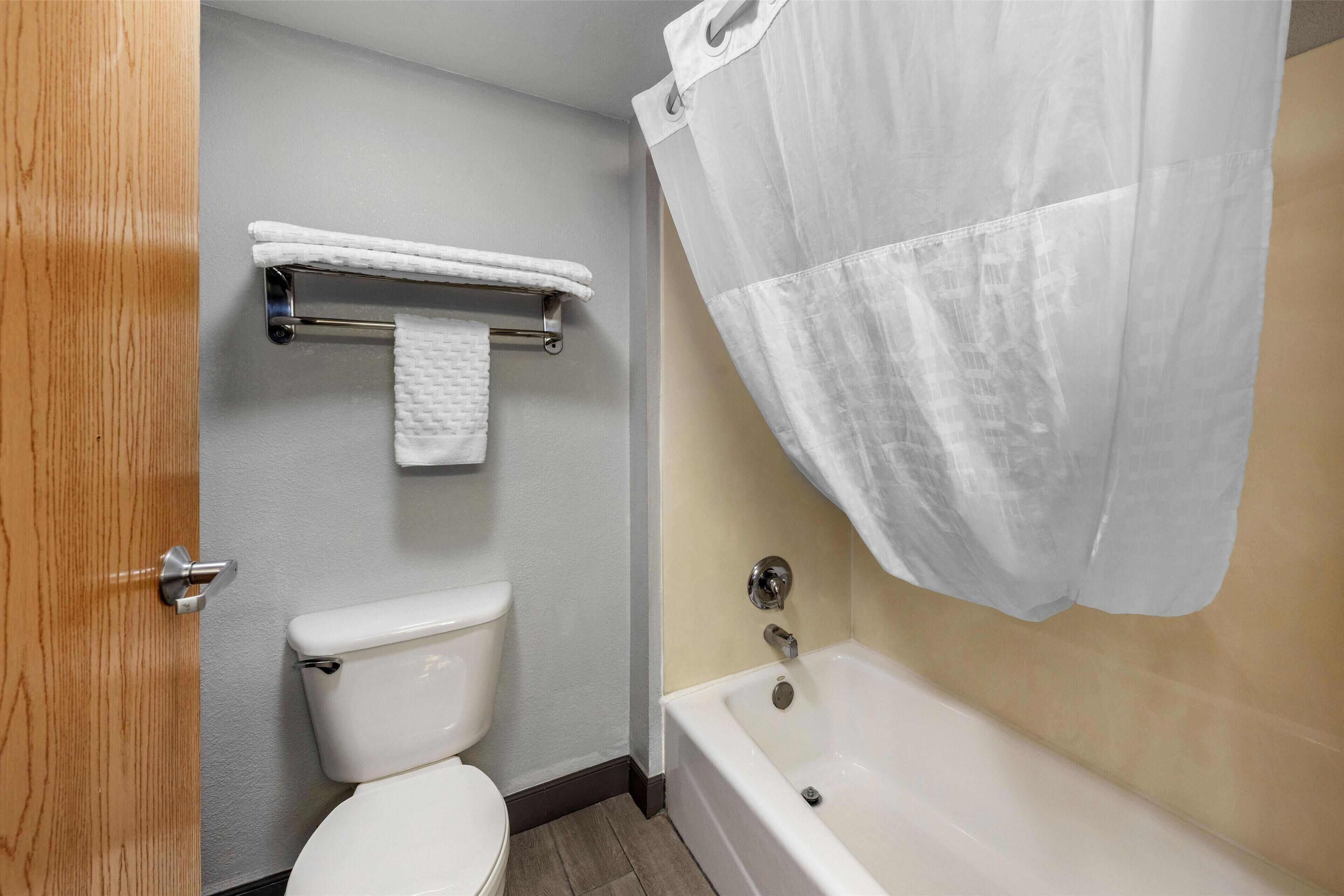 standard room, 1 king bed, non smoking, refrigerator & microwave | bathroom | free toiletries, hair dryer, towels, soap