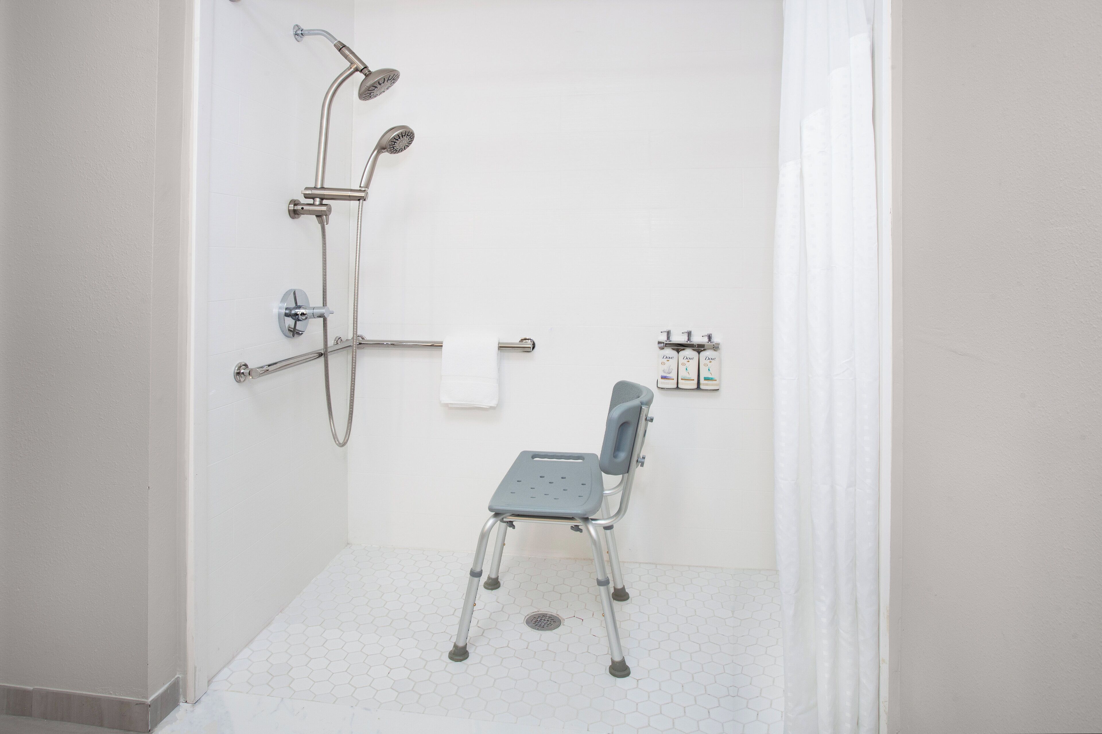 standard room, 1 king bed, accessible (mobility) | bathroom | free toiletries, hair dryer, towels