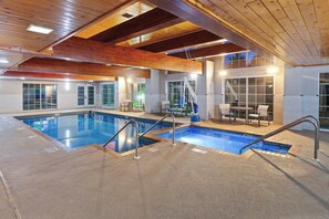 Una piscina cubierta, tumbonas