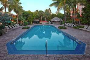 Outdoor pool, open 6:00 AM to 11:00 PM, pool umbrellas, sun loungers - Courtyard by Marriott Key West Waterfront (Key West)