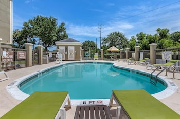 Outdoor pool at Comfort Suites Myrtle Beach Central