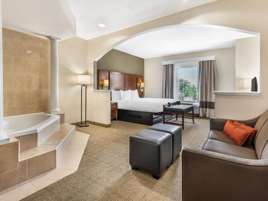 Suite, 1 letto king, non fumatori, idromassaggio | Una cassaforte in camera, una scrivania, ferro/asse da stiro