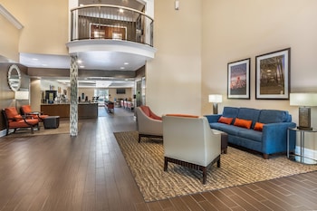 A Comfort Suites hotel with a central entrance, surrounded by palm trees and a landscaped area. at Comfort Suites Myrtle Beach Central