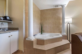 Suite, 1 King Bed, Non Smoking, Jetted Tub | Bathroom | Combined shower/tub, free toiletries, hair dryer, towels at Comfort Suites Myrtle Beach Central