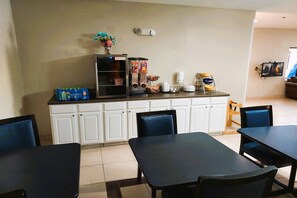 Breakfast area - McPherson Inn (McPherson)
