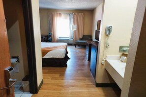 1 bedroom, in-room safe, desk, iron/ironing board