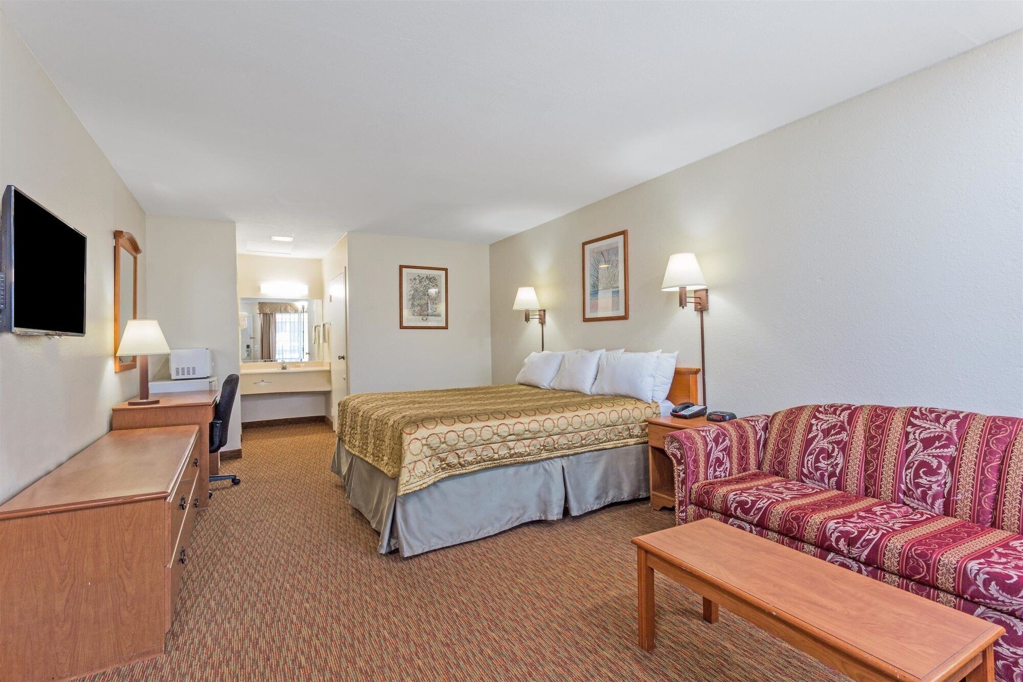 Blackout drapes, free WiFi, bed sheets