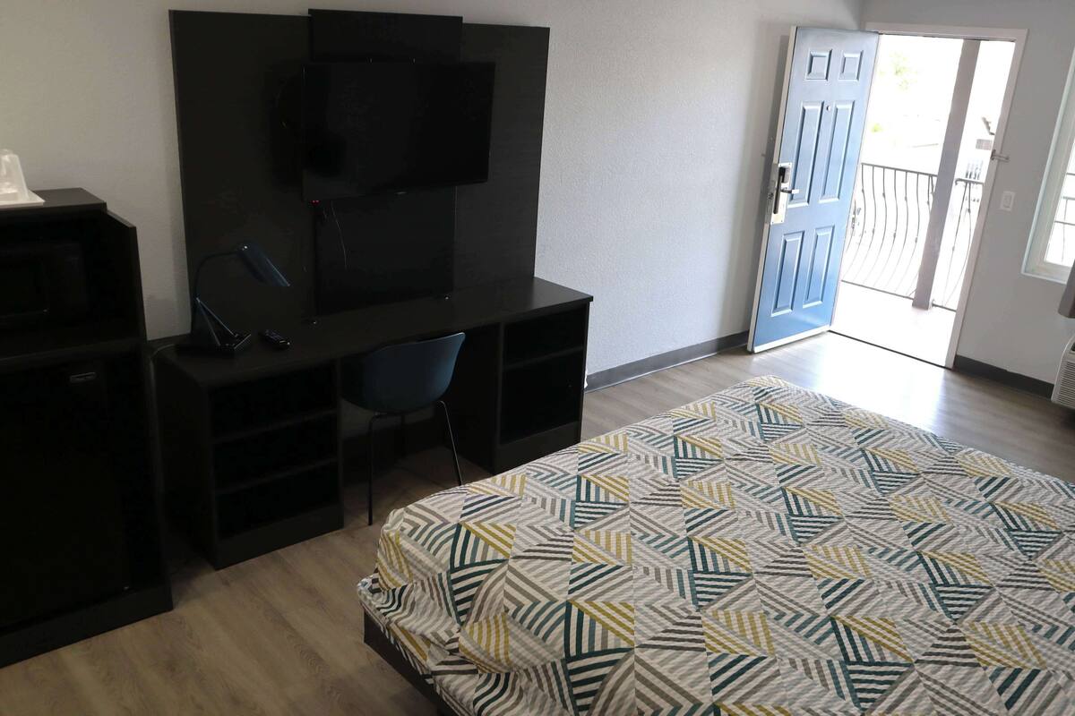 Blackout drapes, free WiFi, bed sheets