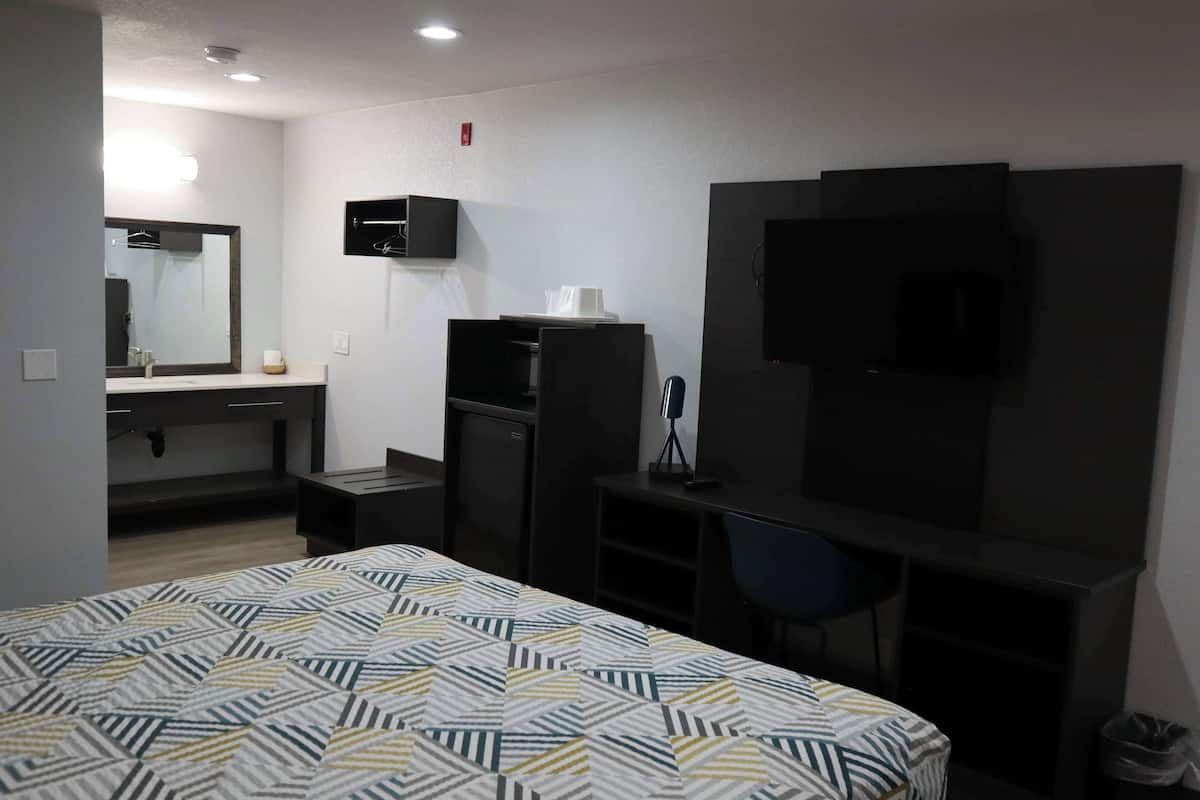 Blackout drapes, free WiFi, bed sheets
