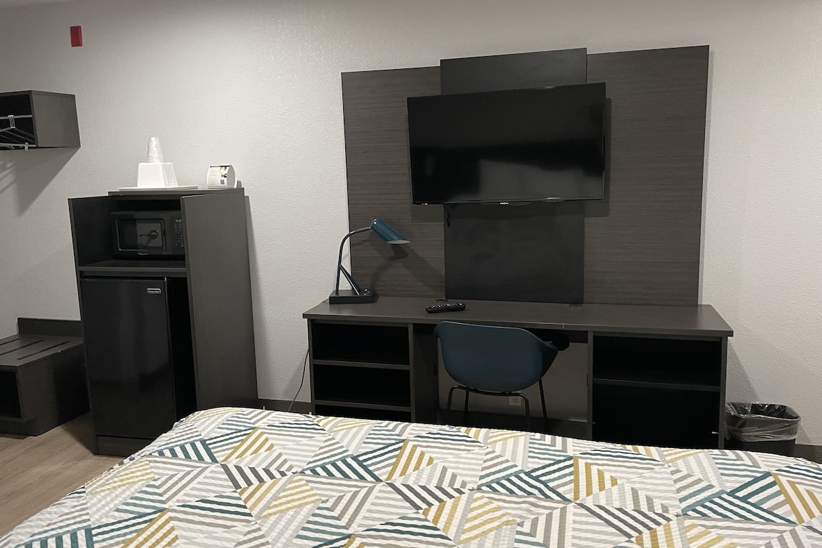 Blackout drapes, free WiFi, bed sheets